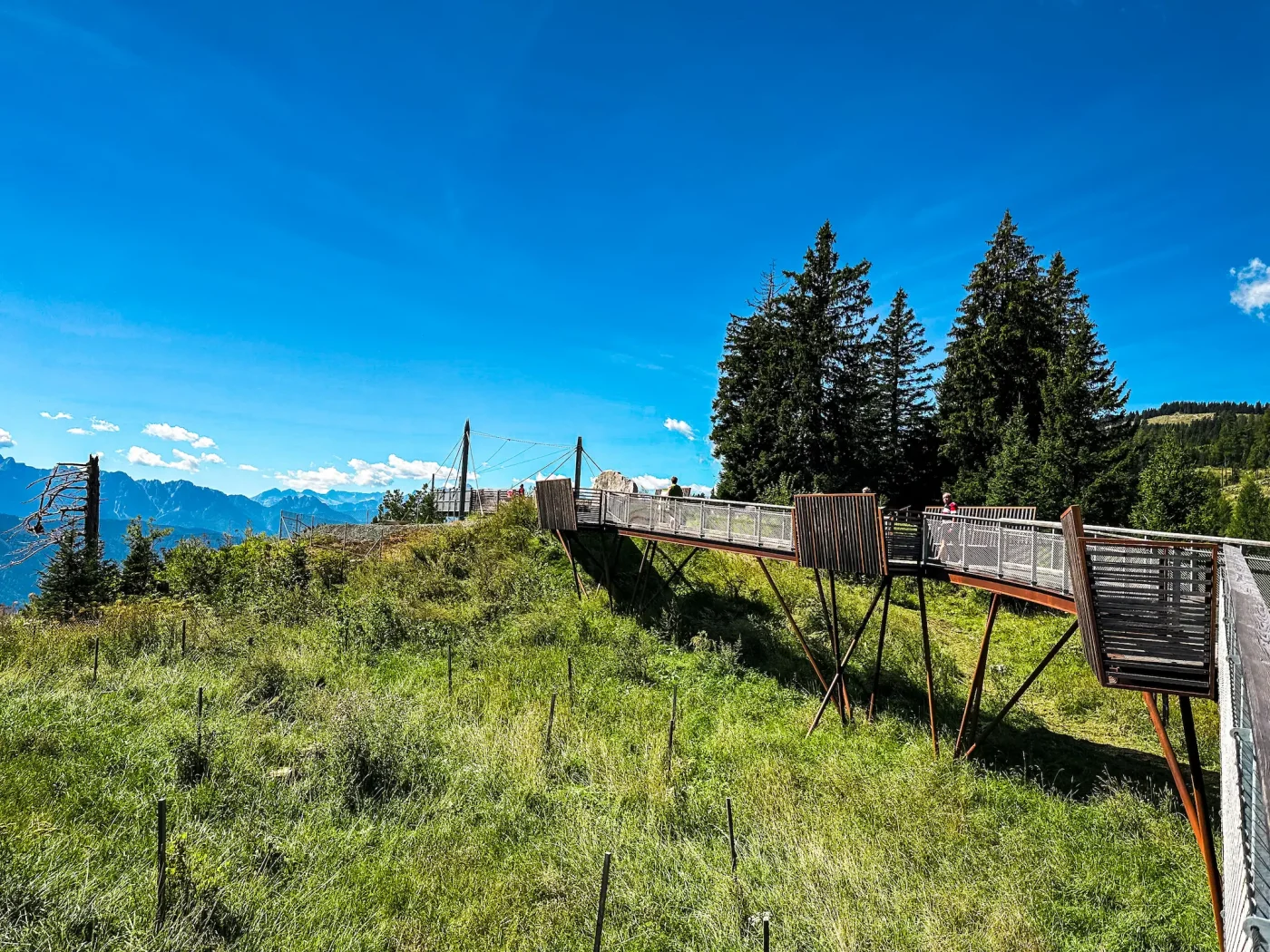 Der Skywalk, am Ende die Plattform über der Abbruchkante, wo es hunderte Meter senkrecht nach unten geht.